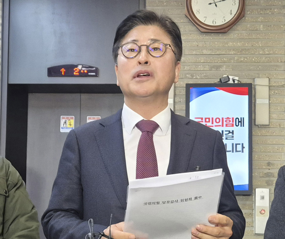 윤리위 출석 후 인터뷰하는 김종혁 전 최고위원 관련 사진