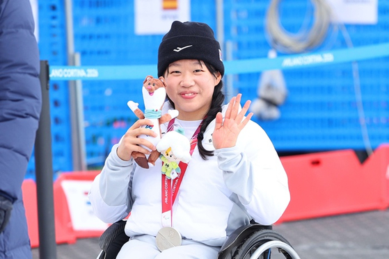 시상대 위에서 메달 5개를 모두 목에 걸고 포즈를 취하는 김윤지